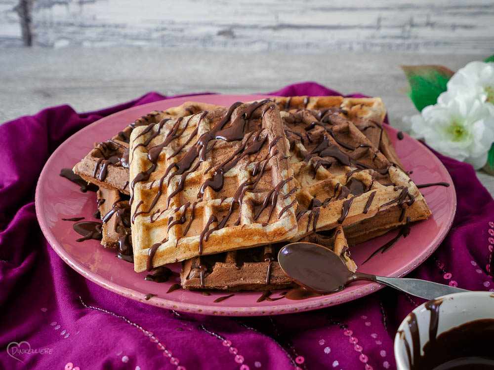 Vollkorn-Marmorwaffeln-mit-Schokosauce Vollkorn-Marmorwaffeln-mit-Schokosauce