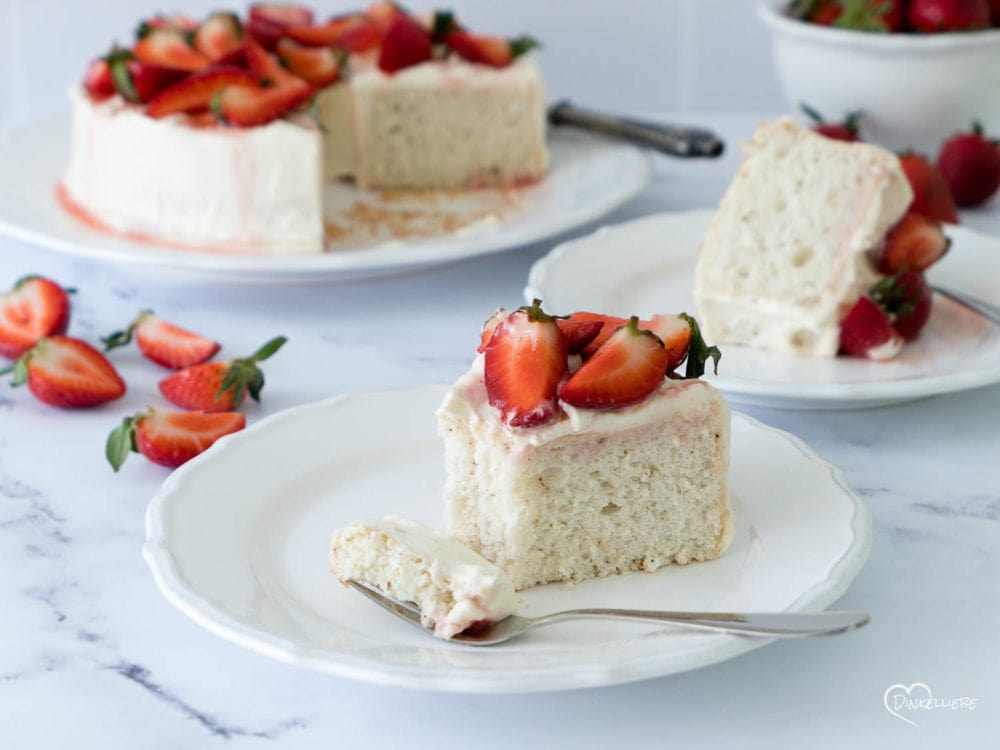 Angel Food Cake mit Creamcheesefrosting und Erdbeeren - Dinkelliebe