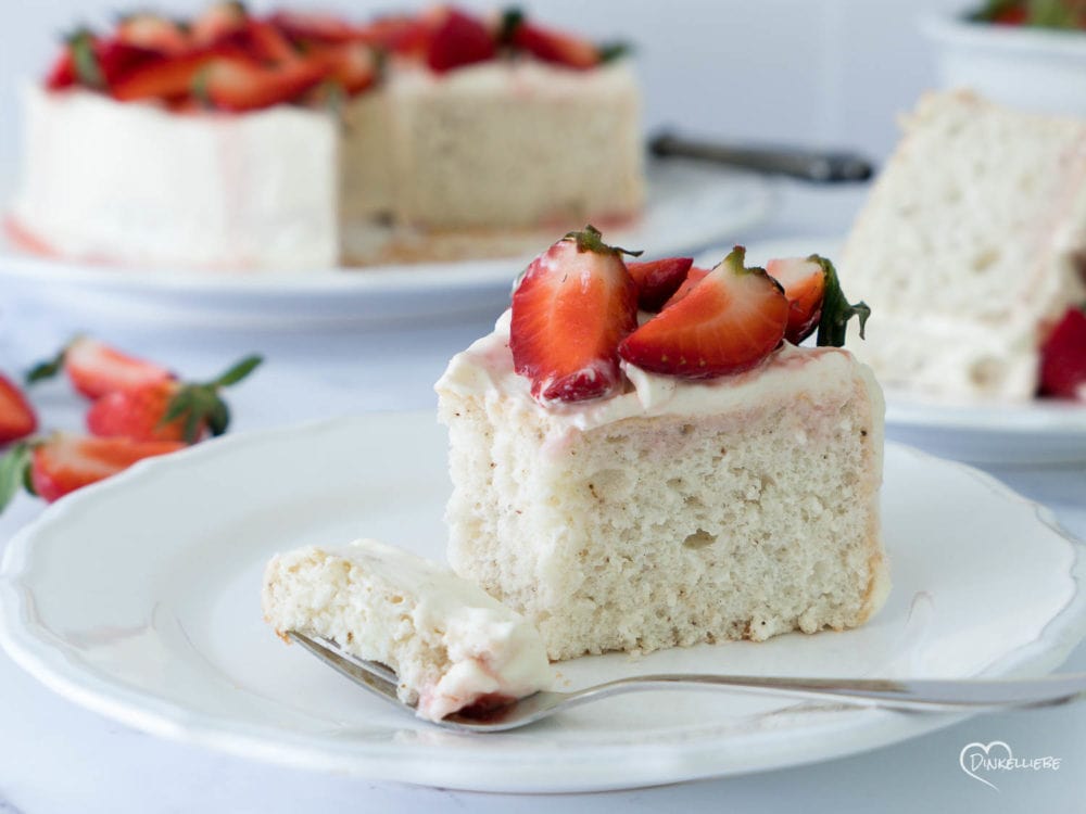 Angel Food Cake mit Creamcheesefrosting und Erdbeeren - Dinkelliebe