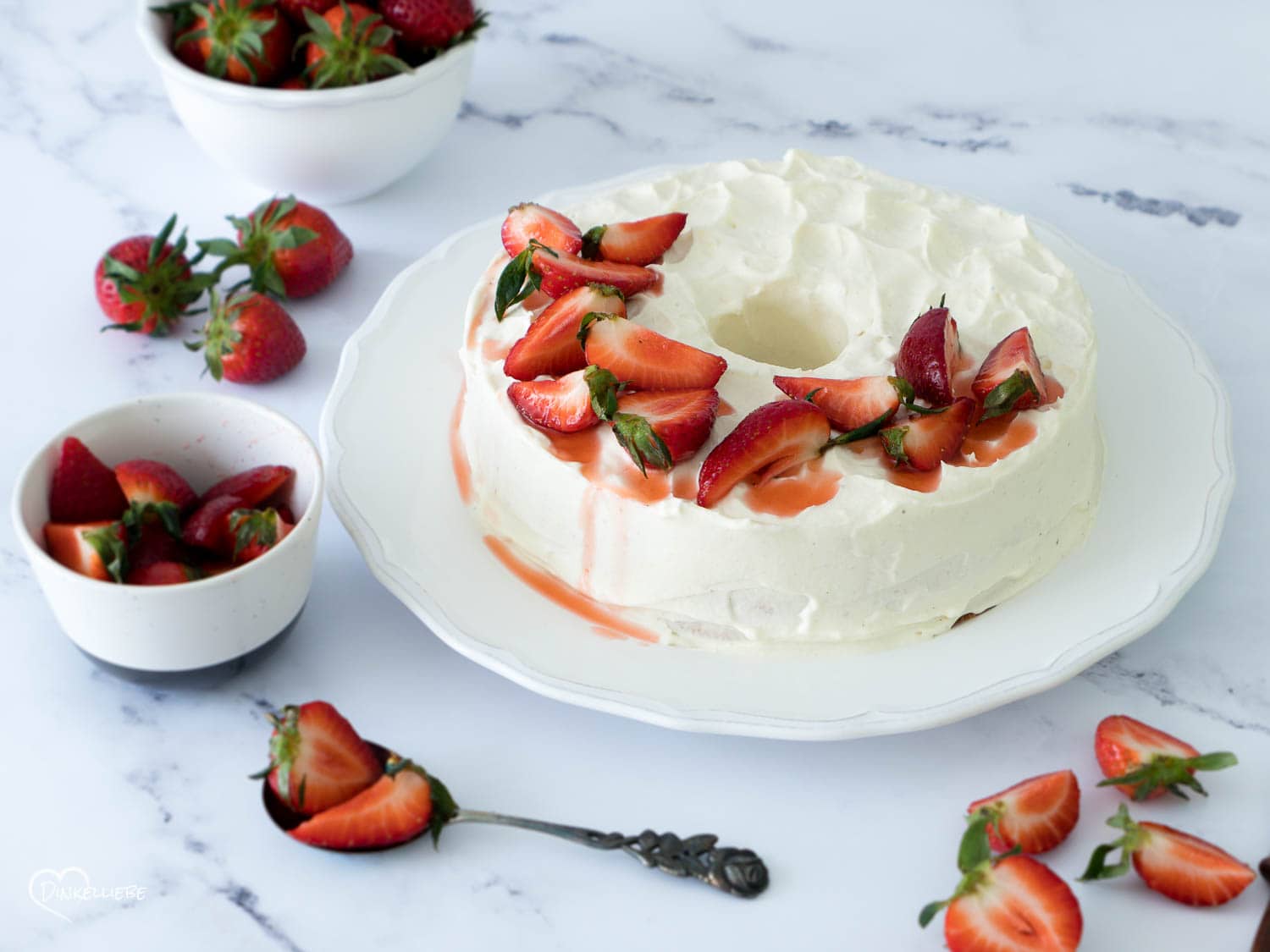 Angel Food Cake mit Creamcheesefrosting und Erdbeeren
