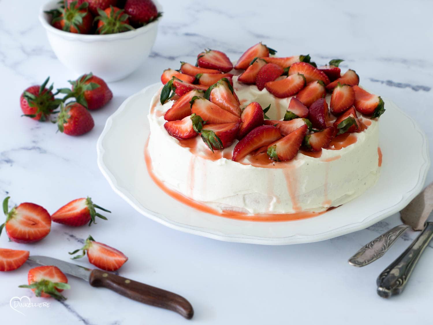 Angel Food Cake mit Creamcheesefrosting und Erdbeeren
