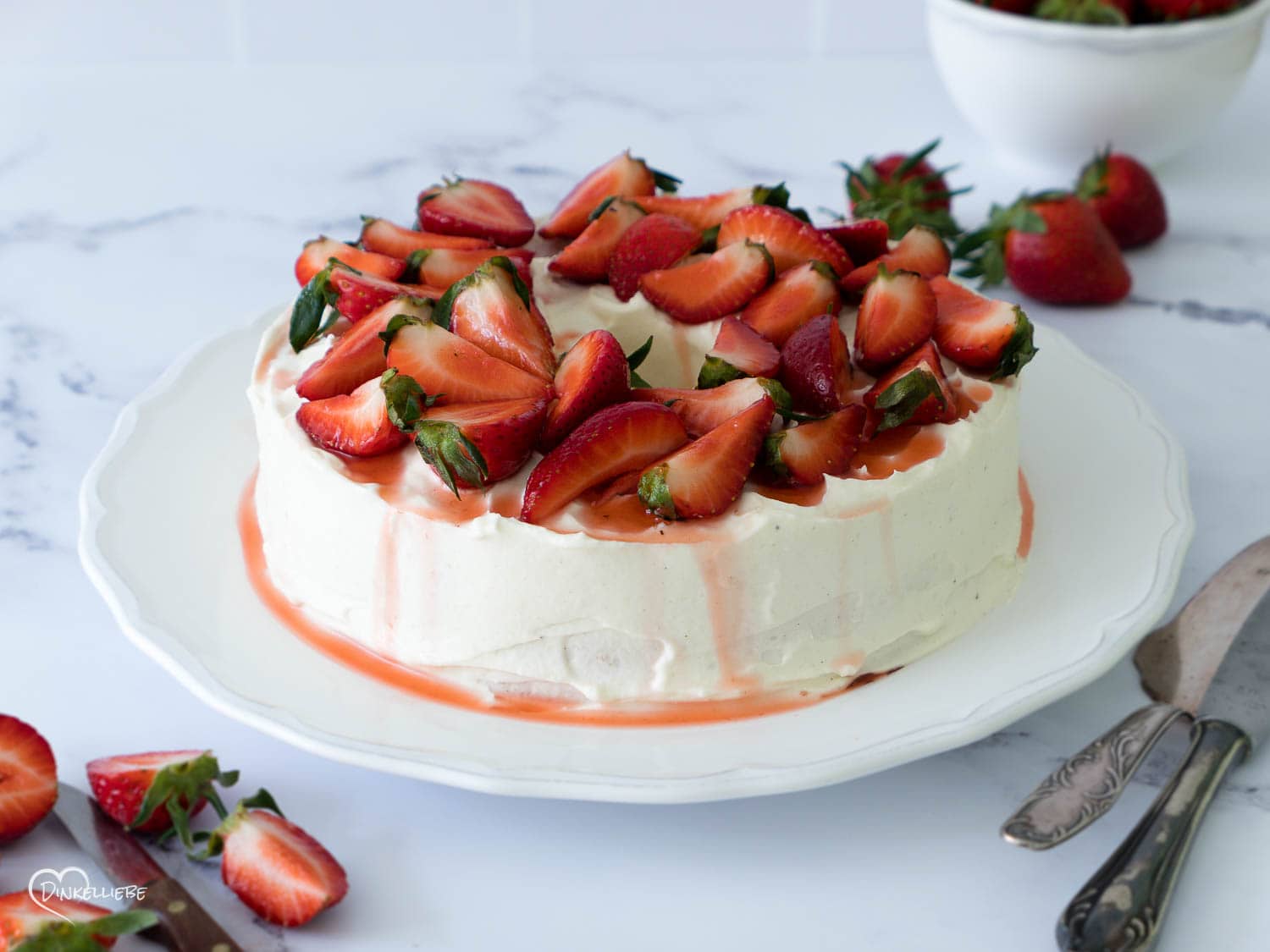 Angel Food Cake mit Creamcheesefrosting und Erdbeeren