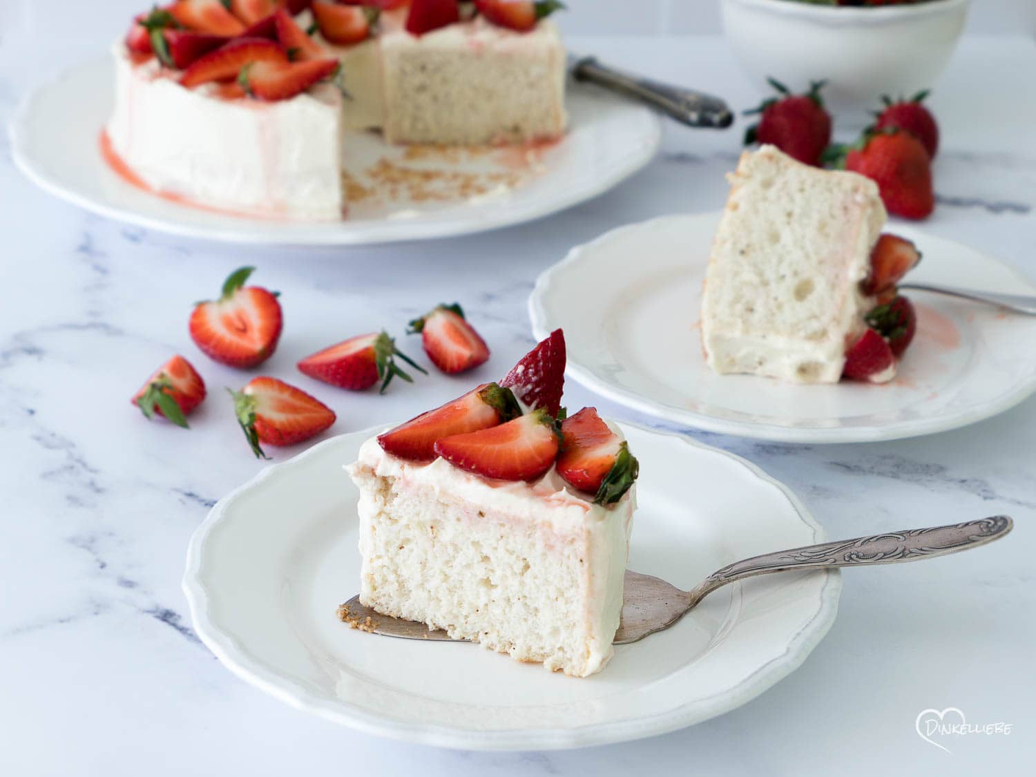 Angel Food Cake mit Creamcheesefrosting und Erdbeeren