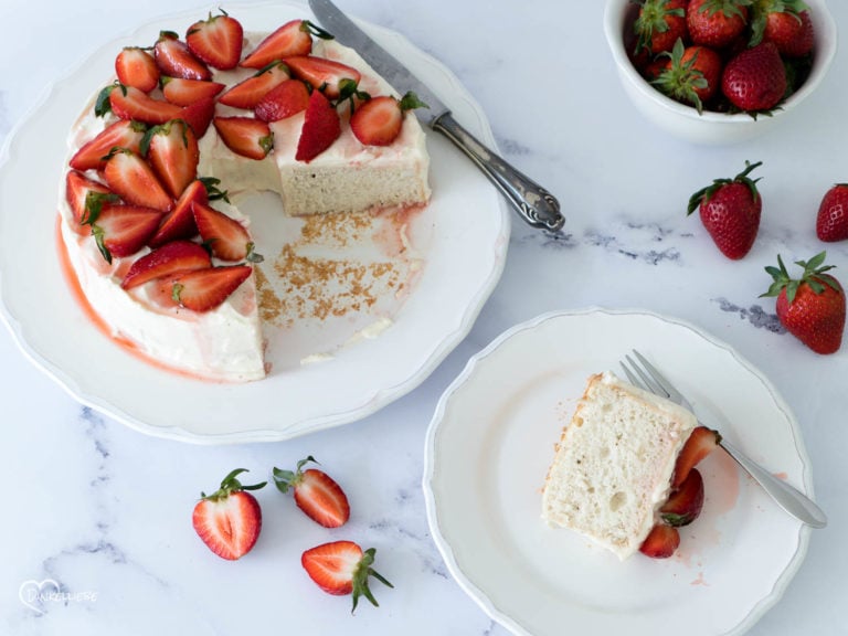 Angel Food Cake mit Creamcheesefrosting und Erdbeeren