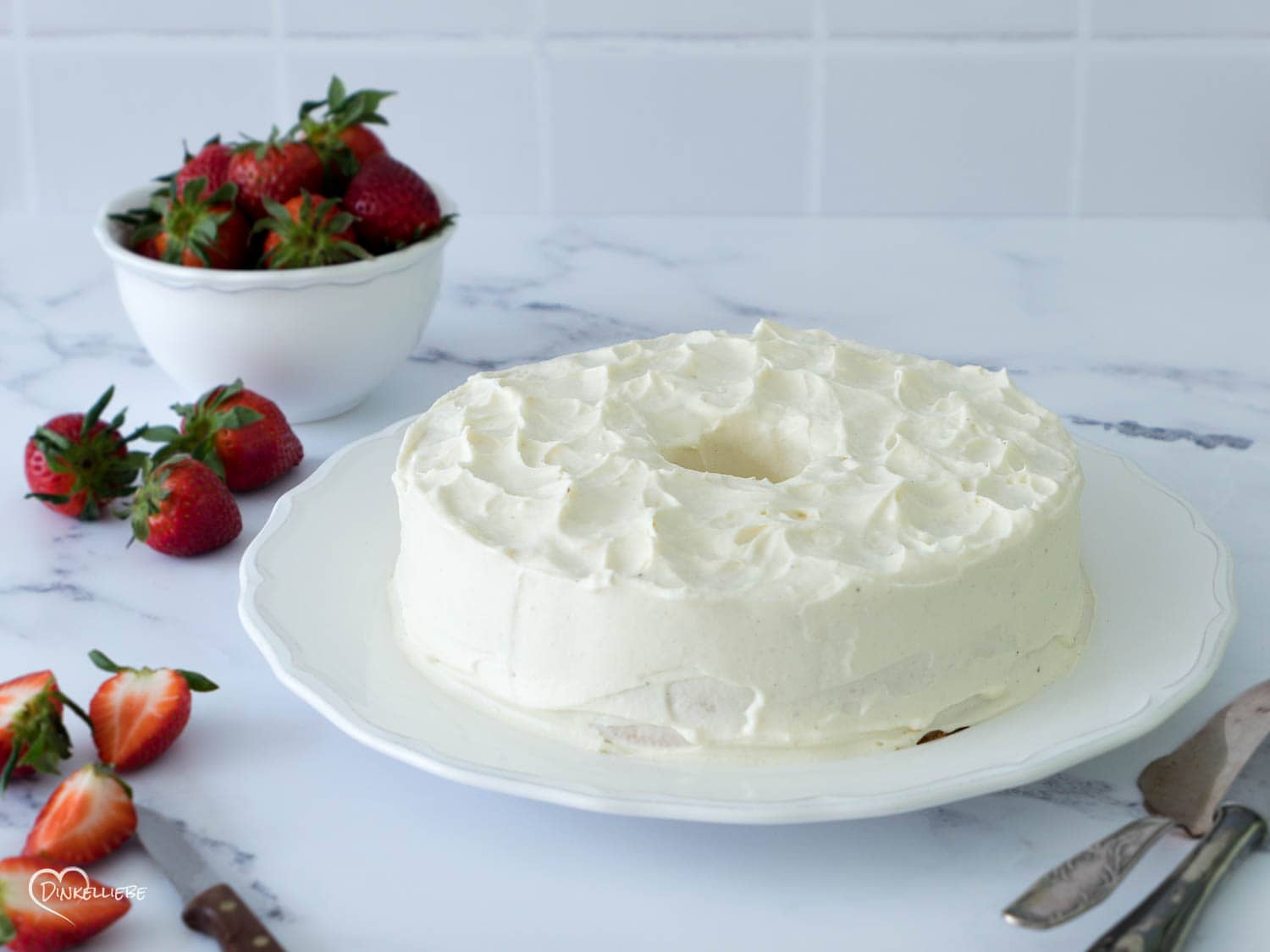 Angel Food Cake mit Creamcheesefrosting und Erdbeeren - Dinkelliebe