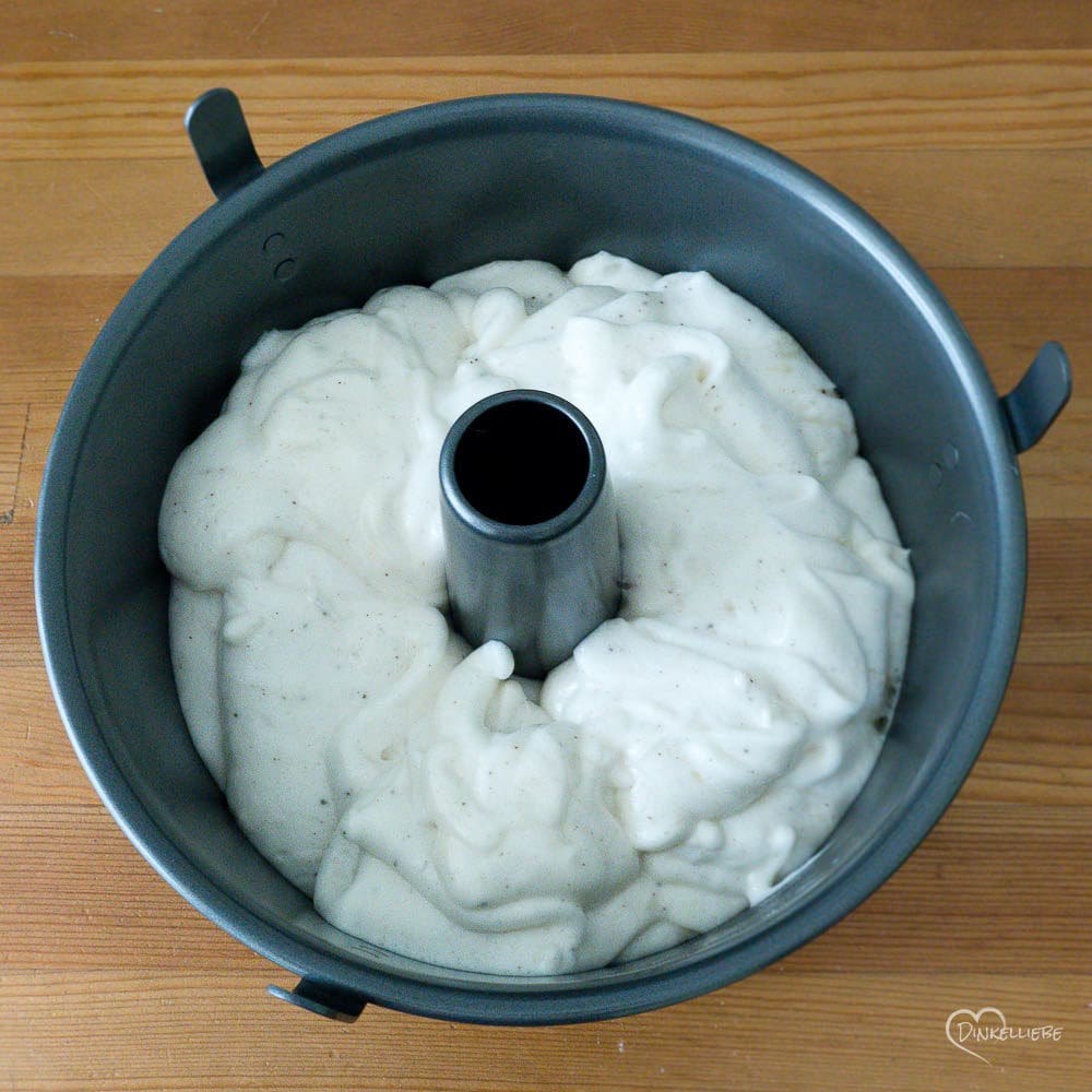 Angel Food Cake mit Creamcheesefrosting und Erdbeeren Teigbearbeitung