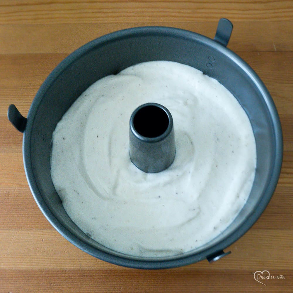 Angel Food Cake mit Creamcheesefrosting und Erdbeeren Teigbearbeitung