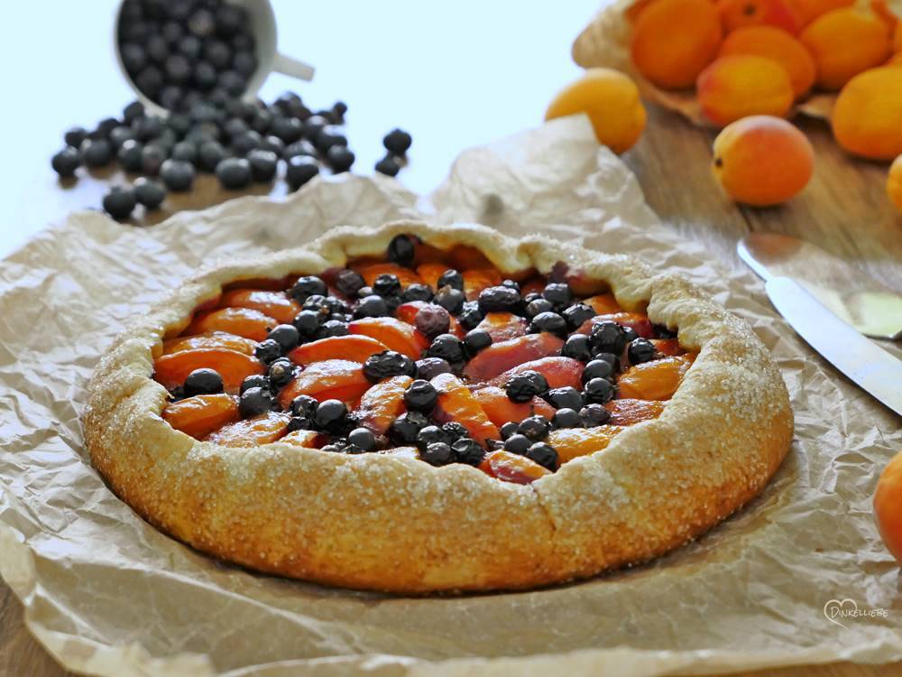 Aprikosen-Beeren-Galette