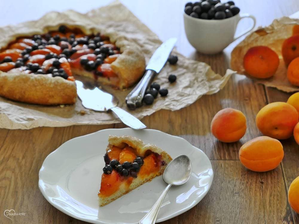 Aprikosen-Beeren-Galette