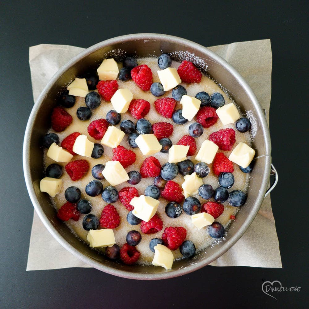 Beeriger Butterkuchen Teigbearbeitung