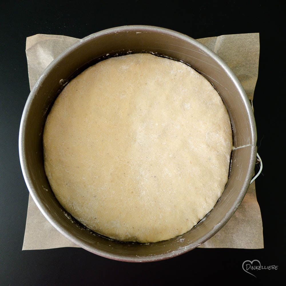 Beeriger Butterkuchen Teigbearbeitung