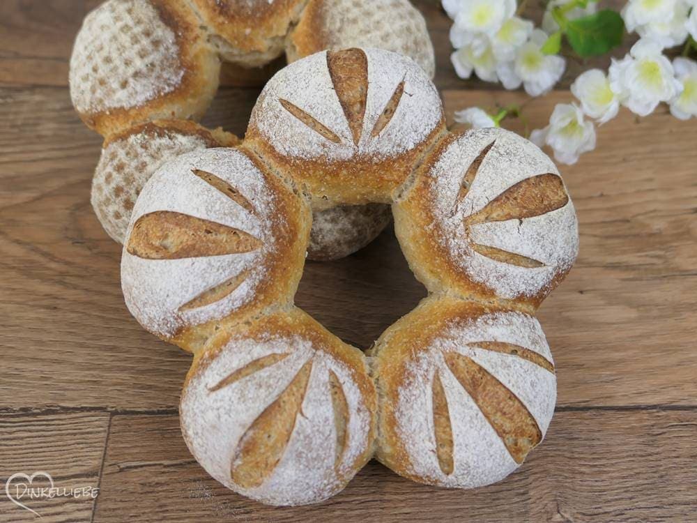 Dinkel Laugenbrötchen - Dinkelliebe Dinkel Laugenbrötchen - Dinkelliebe