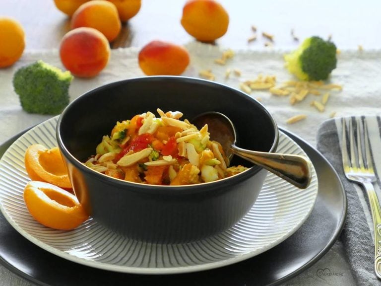 Brokkolisalat mit Aprikosen und gerösteten Mandeln