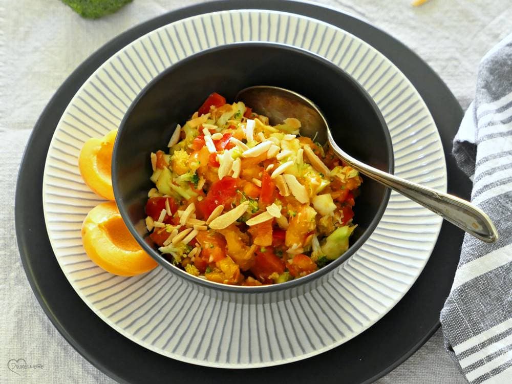 Brokkolisalat mit Aprikosen und gerösteten Mandeln