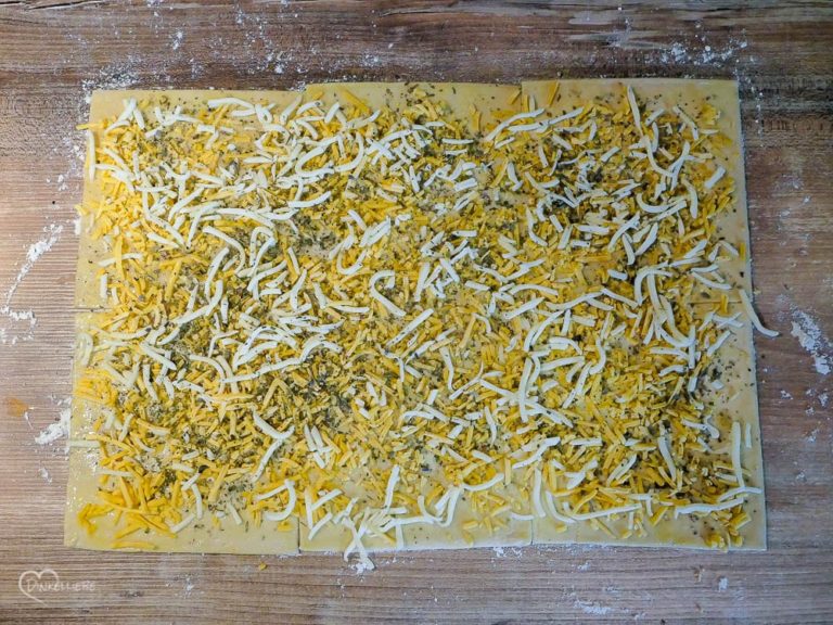 Cheesy Bacon Crispy Twists Teigbearbeitung