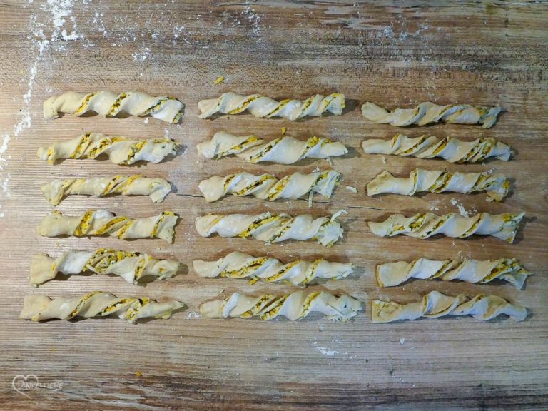 Cheesy Bacon Crispy Twists Teigbearbeitung