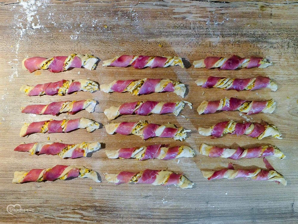 Cheesy Bacon Crispy Twists Teigbearbeitung