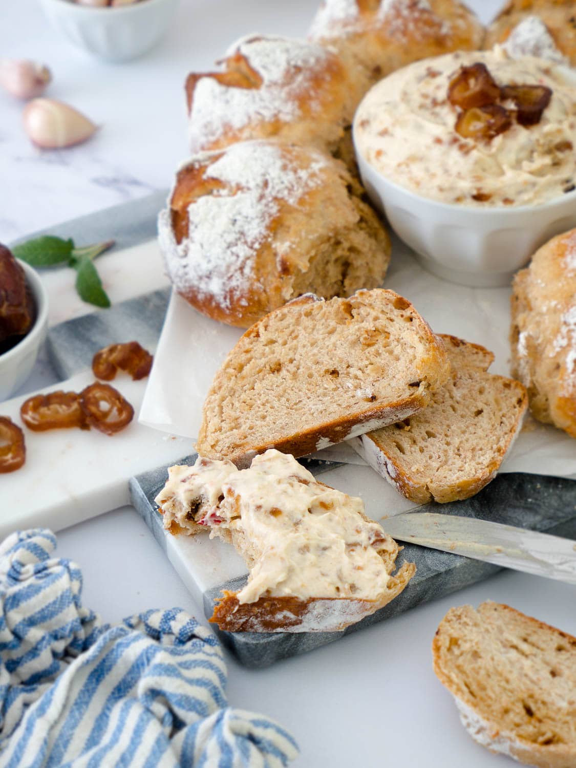 Veganer, cremiger Dattel-Dip - leicht & proteinreich - Dinkelliebe Veganer, cremiger Dattel-Dip - leicht & proteinreich - Dinkelliebe