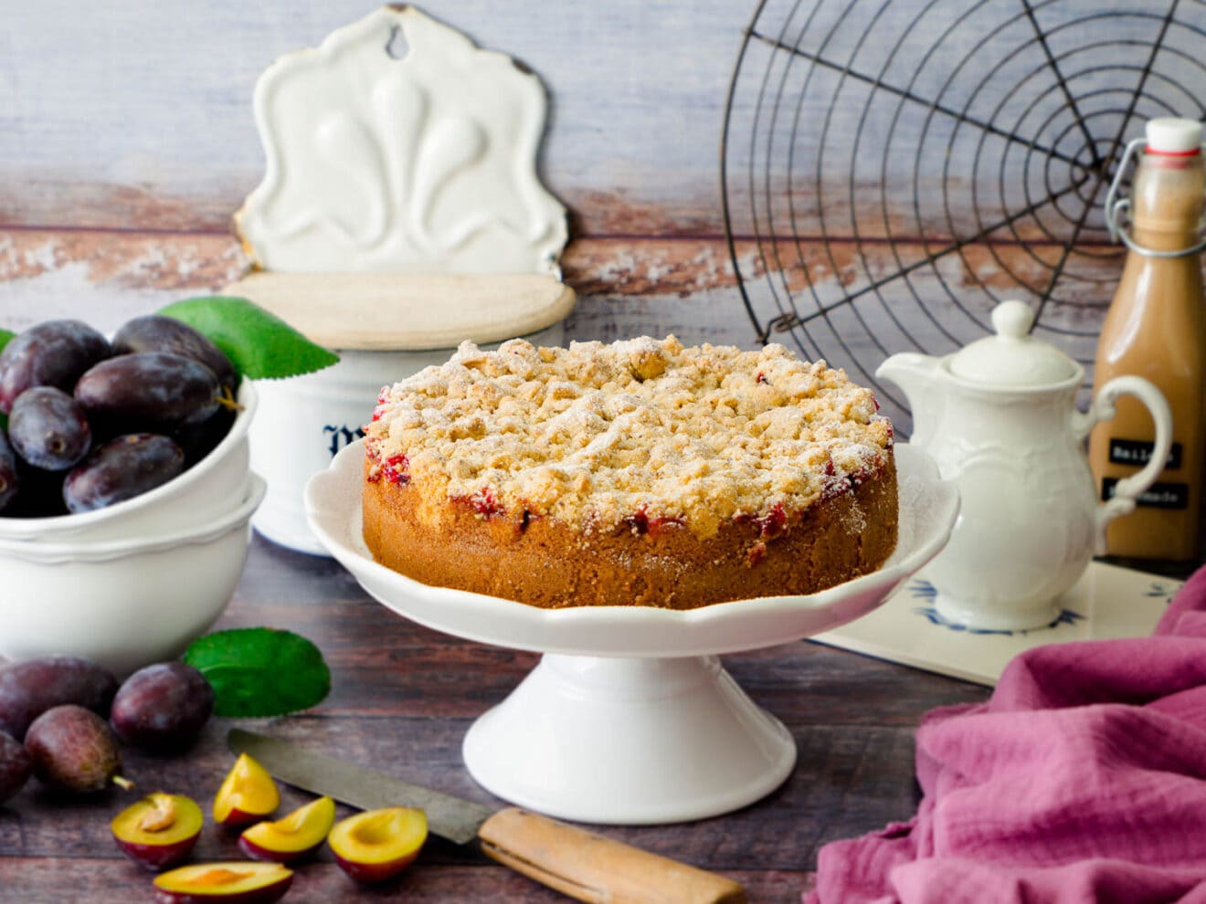 Dinkel Baileys-Zwetschgenkuchen mit Haselnuss-Streuseln - Dinkelliebe