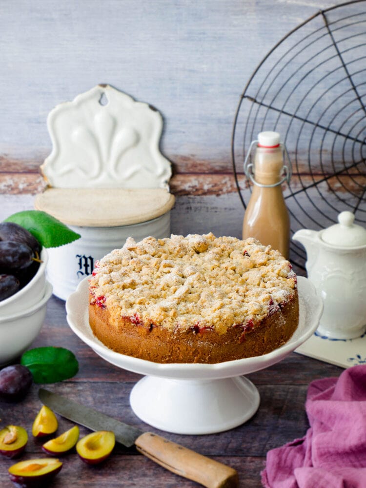Dinkel Baileys-Zwetschgenkuchen mit Haselnuss-Streuseln - Dinkelliebe
