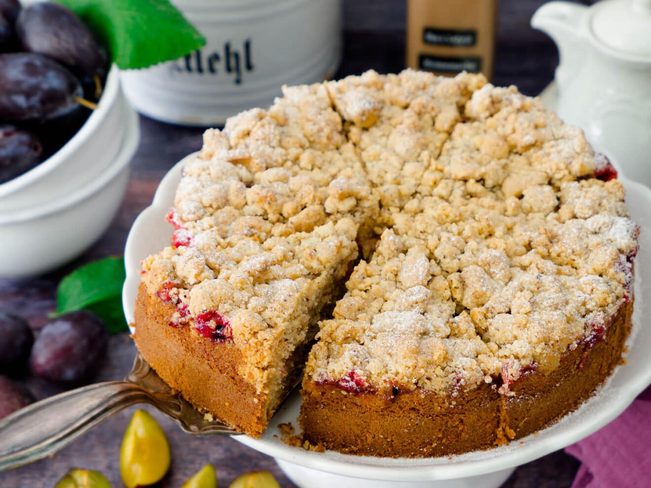 Dinkel Baileys-Zwetschgenkuchen mit Haselnuss-Streuseln - Dinkelliebe