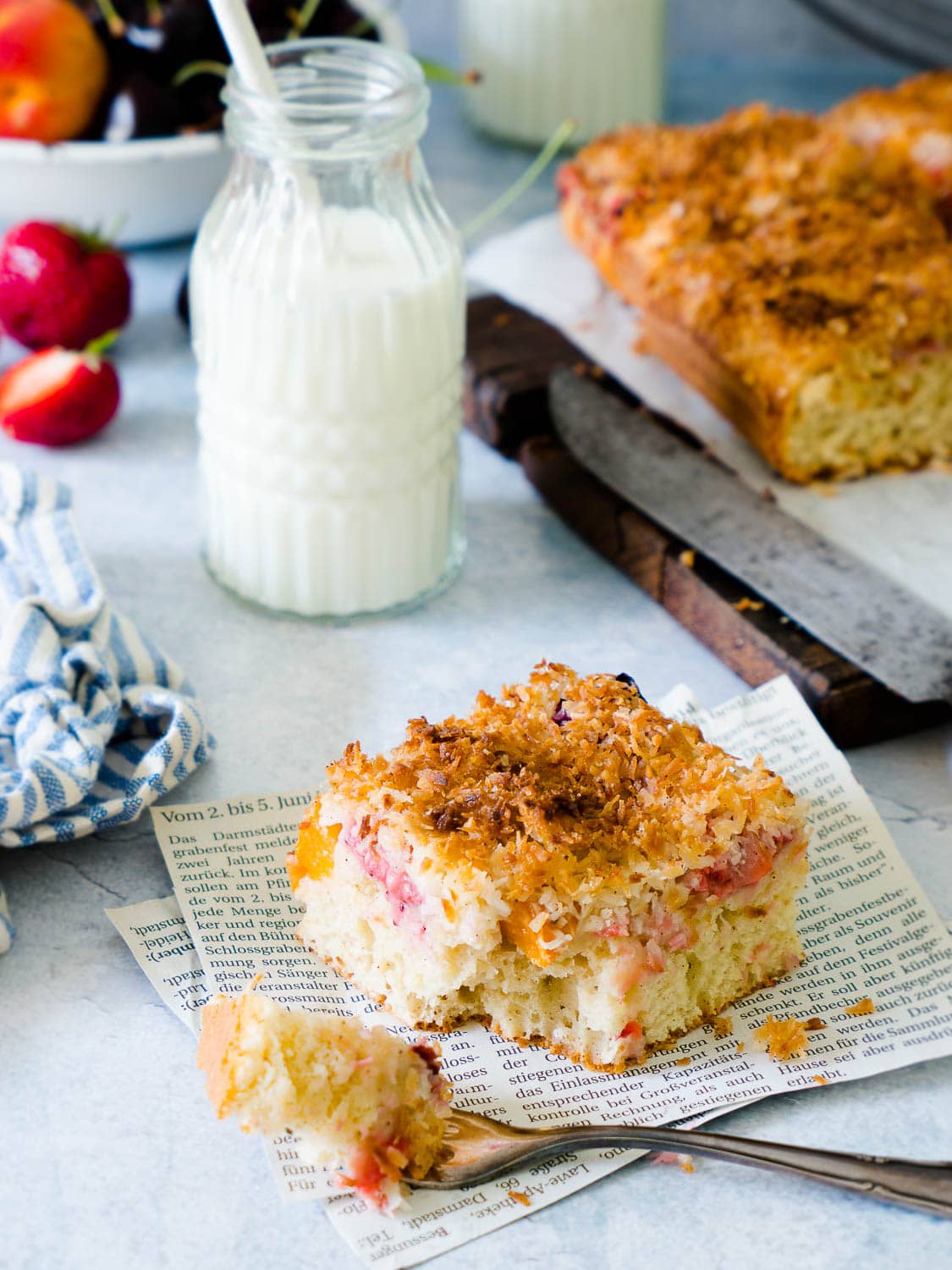 Dinkel Buttermilchkuchen mit Kokos und Sommerfrüchten - Dinkelliebe