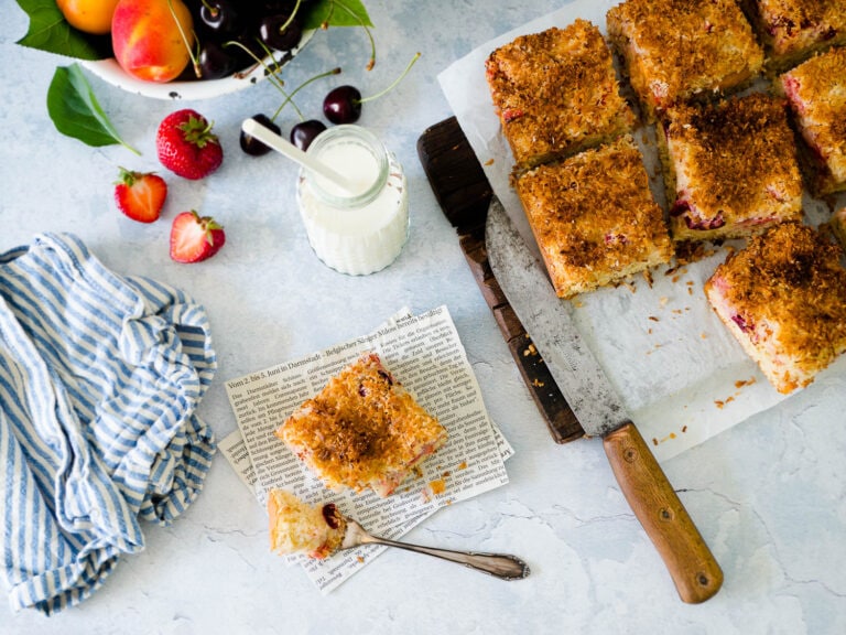 Dinkel Buttermilchkuchen mit Kokos und Sommerfrüchten - Dinkelliebe