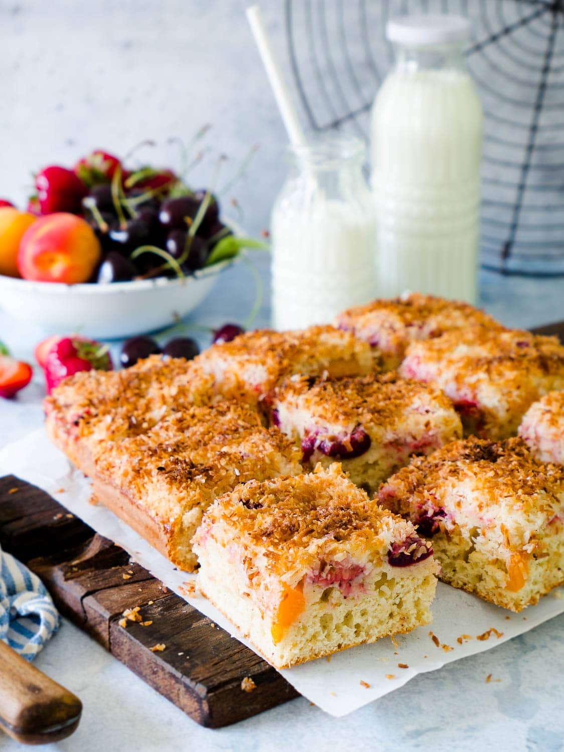 Dinkel Buttermilchkuchen mit Kokos und Sommerfrüchten - Dinkelliebe