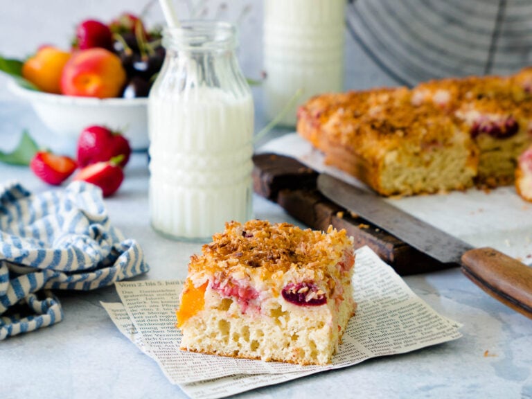 Dinkel Buttermilchkuchen mit Kokos und Sommerfrüchten