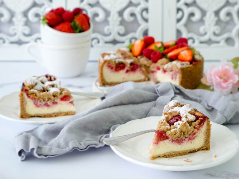 Dinkel Erdbeer-Himbeer-Käsekuchen mit Streuseln