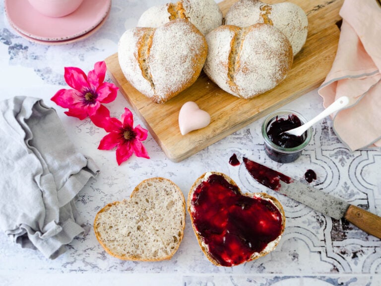 Dinkel-Herzbrötchen mit Mohn