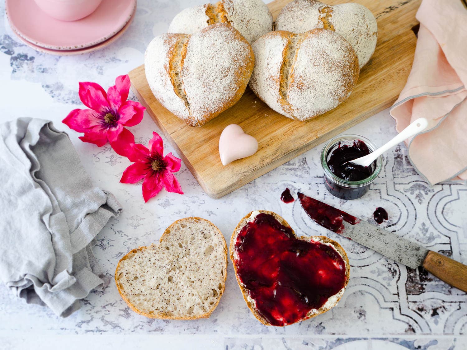 Dinkel-Herzbrötchen mit Mohn