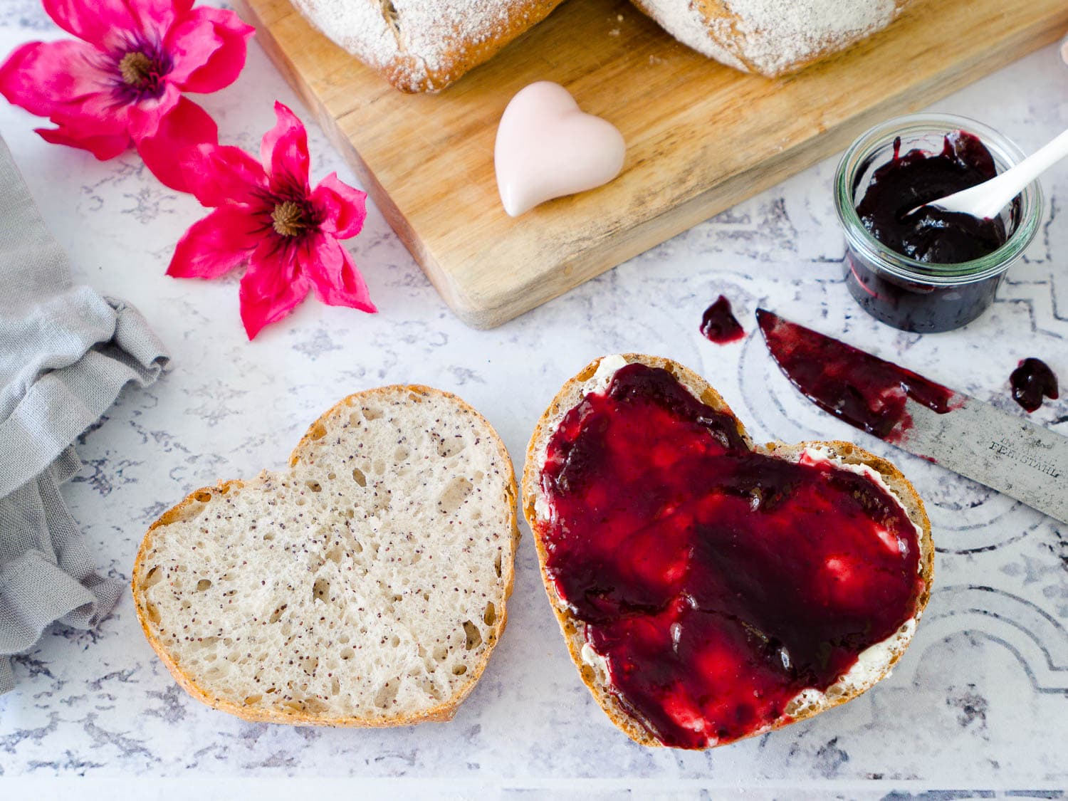 Vegane Herzbrötchen aus Dinkelmehl mit Mohn - Dinkelliebe