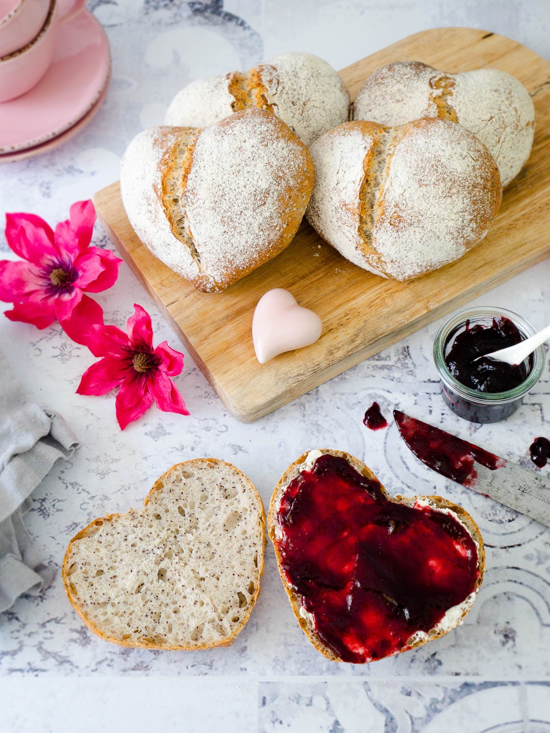 Einfaches Rezept für vegane Herzbrötchen mit Mohn - Herzbrötchen ganz einfach formen und selber machen, mit oder ohne Thermomix