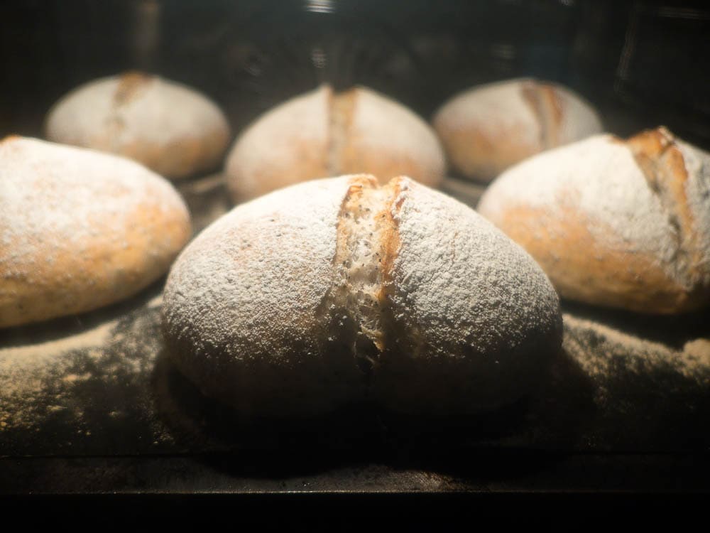 Dinkel-Herzbrötchen mit Mohn Teigbearbeitung