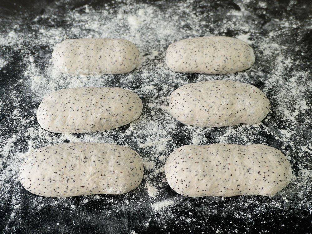Dinkel-Herzbrötchen mit Mohn Teigbearbeitung