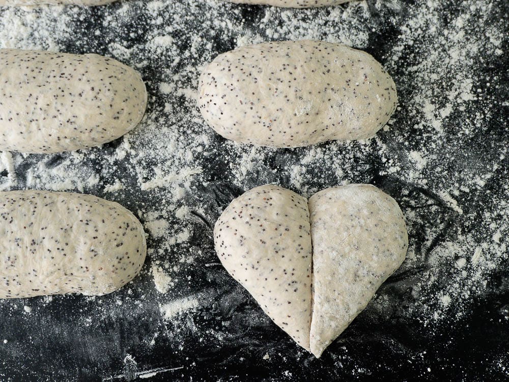 Dinkel-Herzbrötchen mit Mohn Teigbearbeitung
