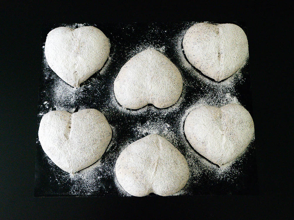 Dinkel-Herzbrötchen mit Mohn Teigbearbeitung
