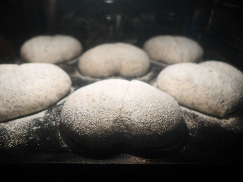 Dinkel-Herzbrötchen mit Mohn Teigbearbeitung