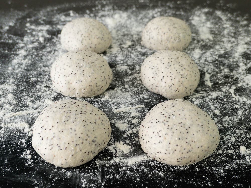 Dinkel-Herzbrötchen mit Mohn Teigbearbeitung