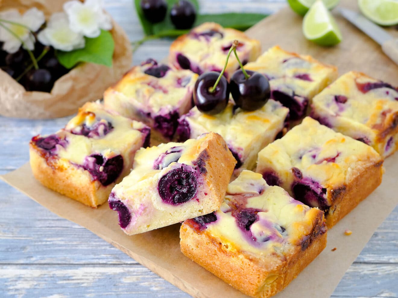 Dinkel Limetten-Cheesecake-Blondies mit Kirschen - Dinkelliebe Dinkel Limetten-Cheesecake-Blondies mit Kirschen - Dinkelliebe