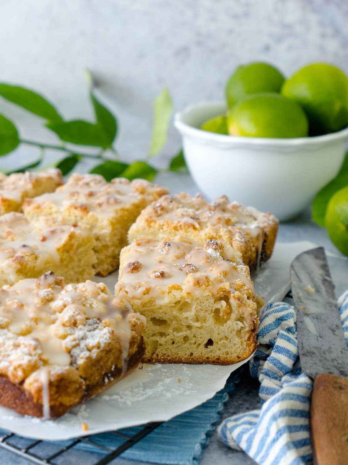 Einfaches Rezept für den allerbesten veganen Limetten-Streuselkuchen aus Dinkelmehl - wahnsinnig fluffig, wölkchenweich, saftig, knusprig und lecker limettig