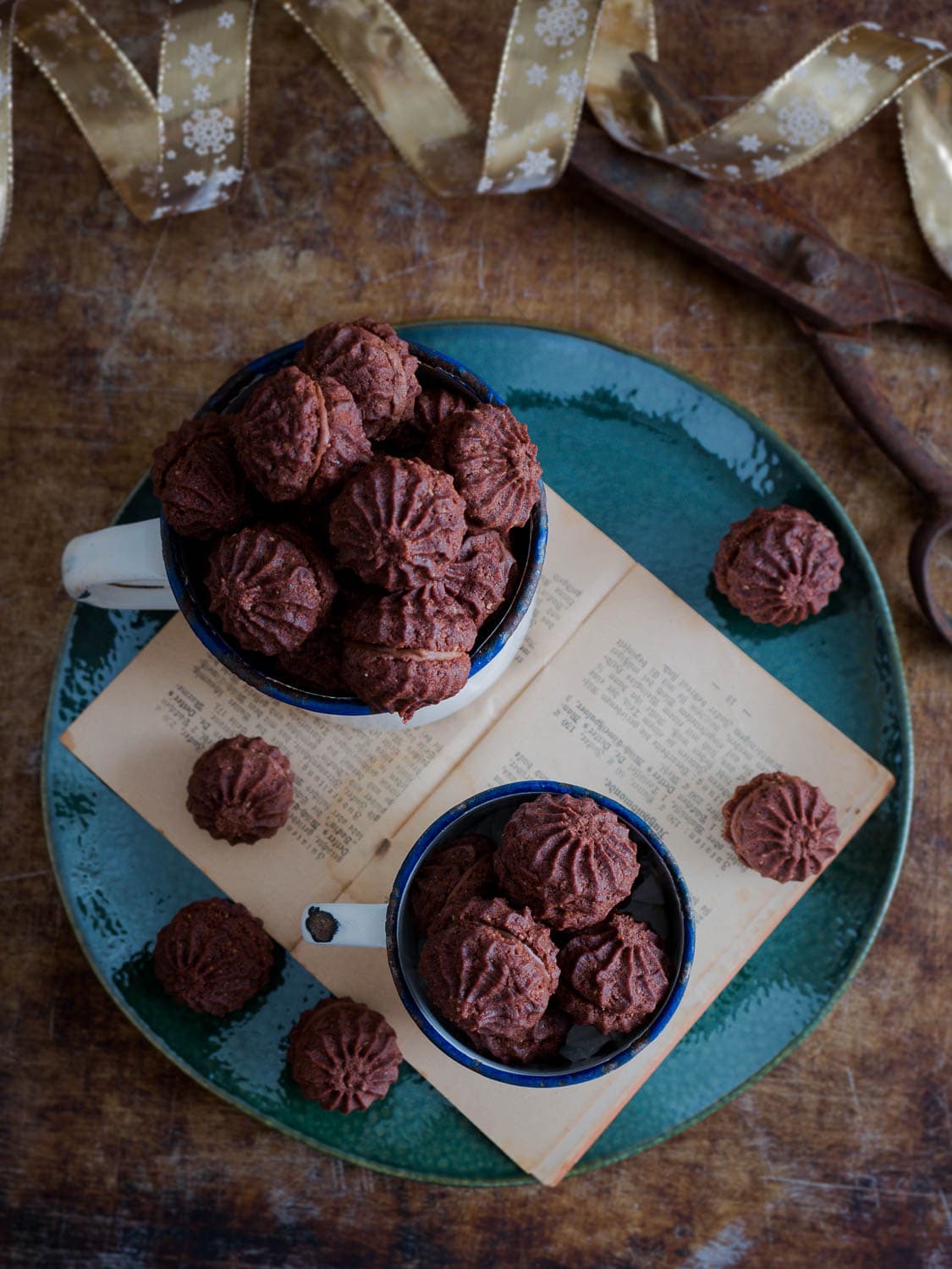 Vegane Nougat-Küsschen - Schoko-Haselnuss-Spritzgebäck - Dinkelliebe Vegane Nougat-Küsschen - Schoko-Haselnuss-Spritzgebäck - Dinkelliebe