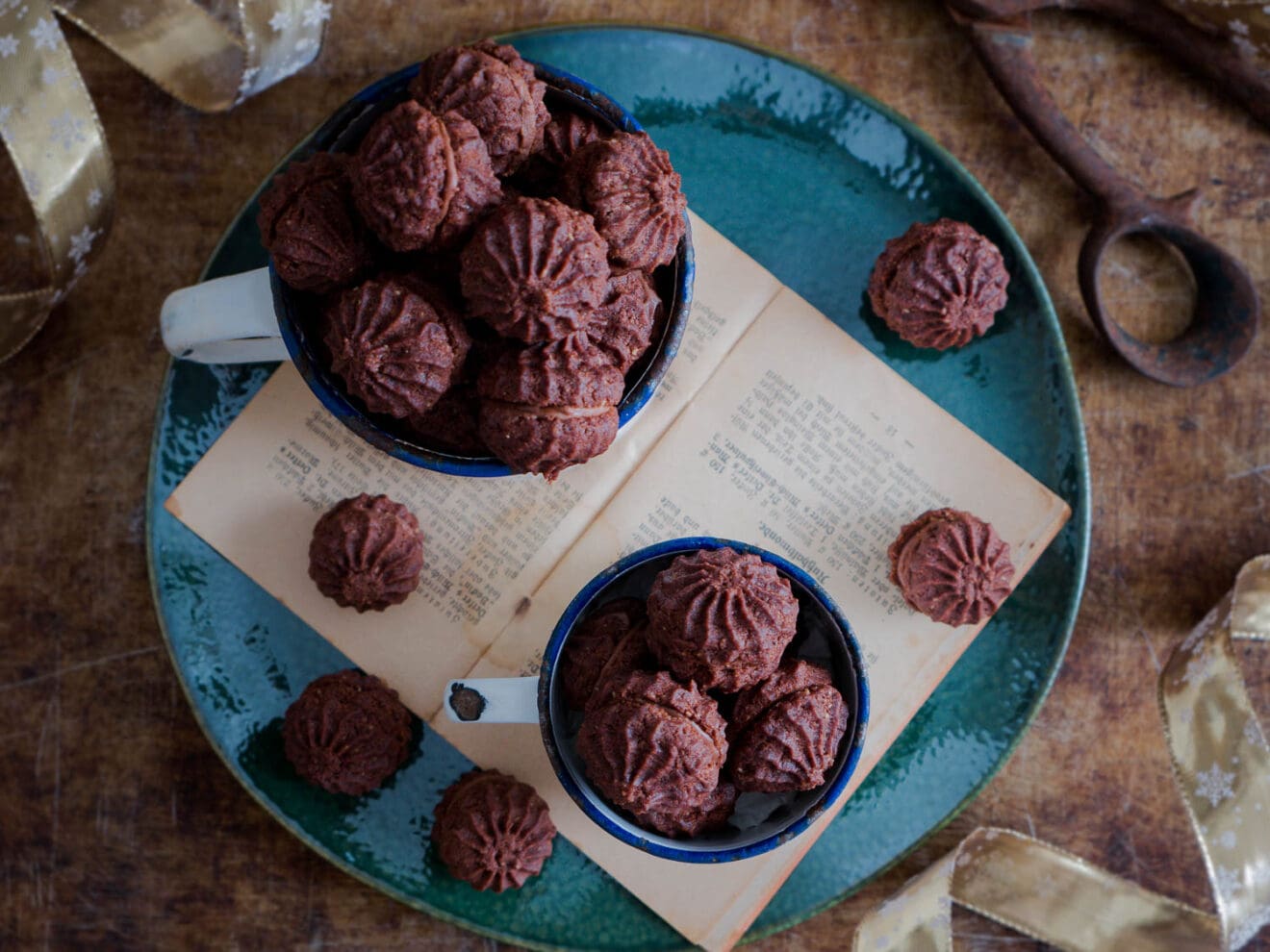 Vegane Nougat-Küsschen - Schoko-Haselnuss-Spritzgebäck - Dinkelliebe Vegane Nougat-Küsschen - Schoko-Haselnuss-Spritzgebäck - Dinkelliebe