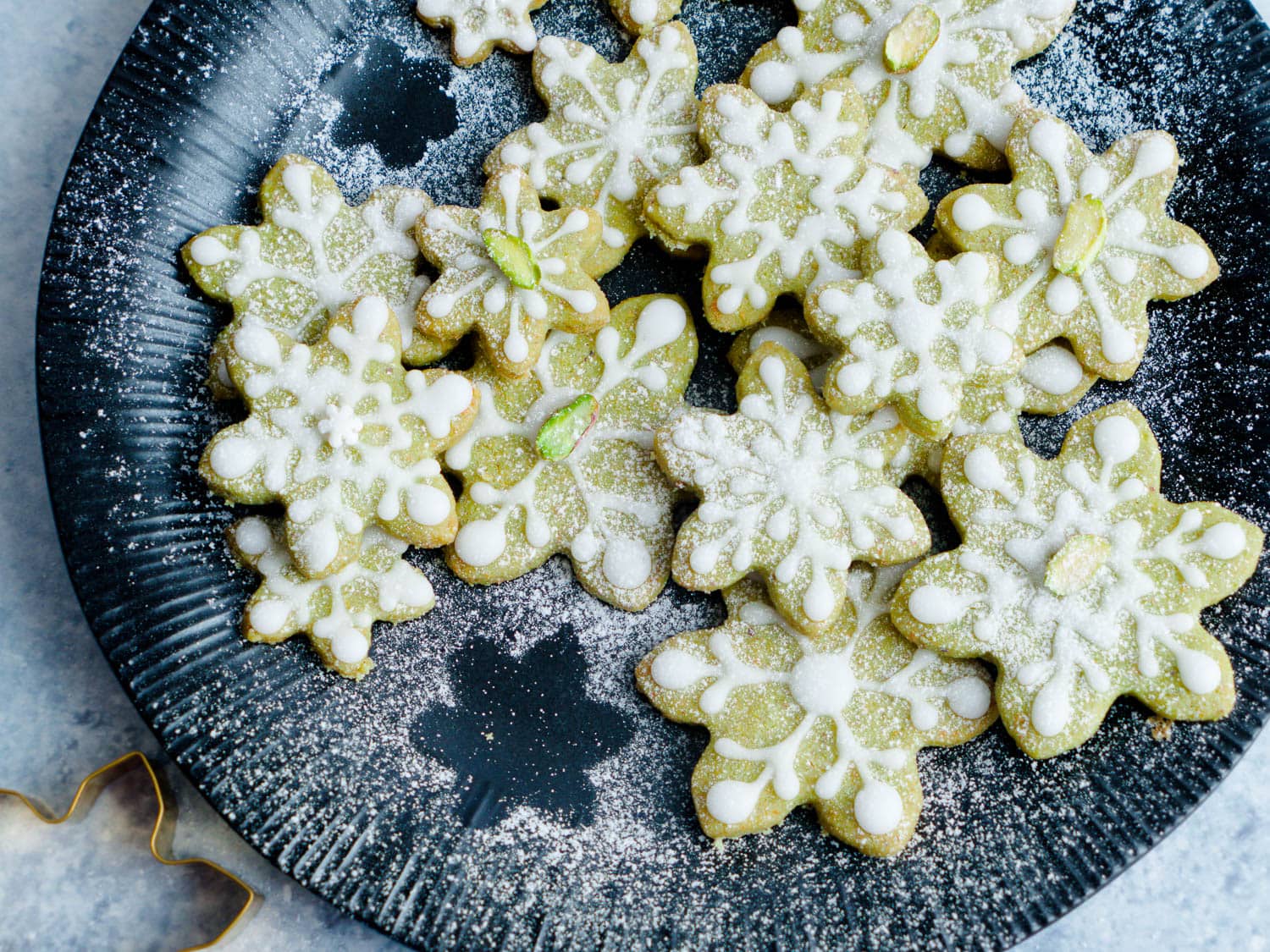 Dinkel Pistazien-Schneeflocken mit Weißweinglasur
