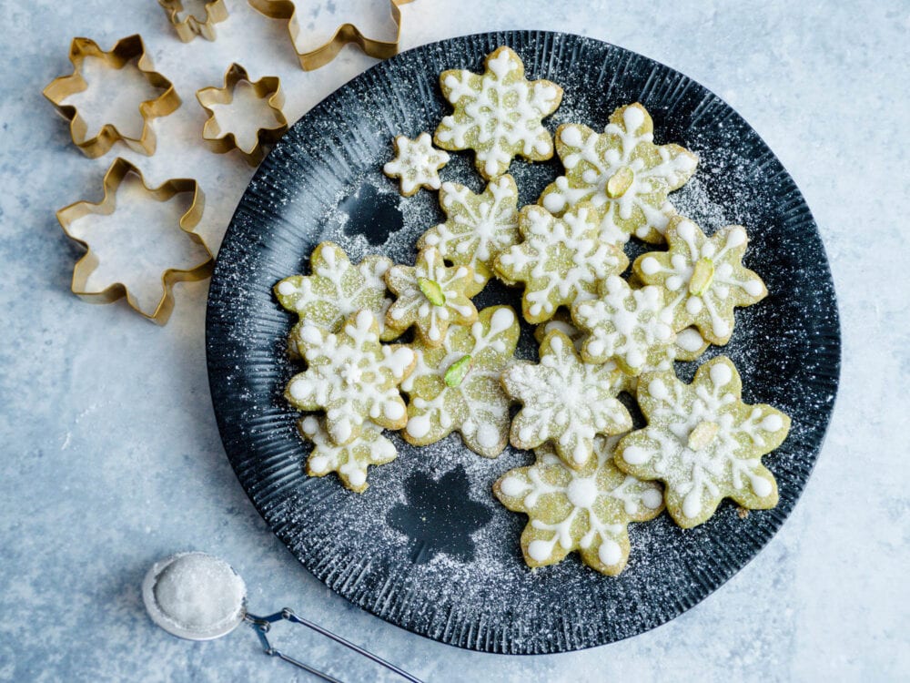Dinkel Pistazien-Schneeflocken mit Weißweinglasur