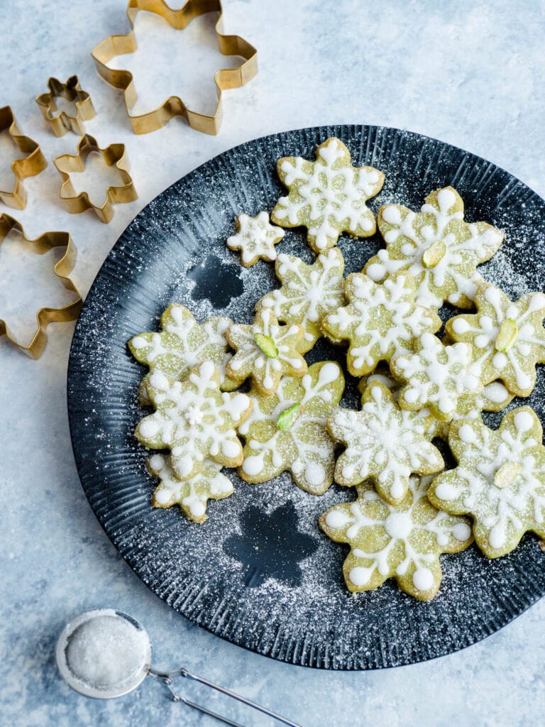 Dinkel-Pistazien-Schneeflocken mit Weißweinglasur selber machen