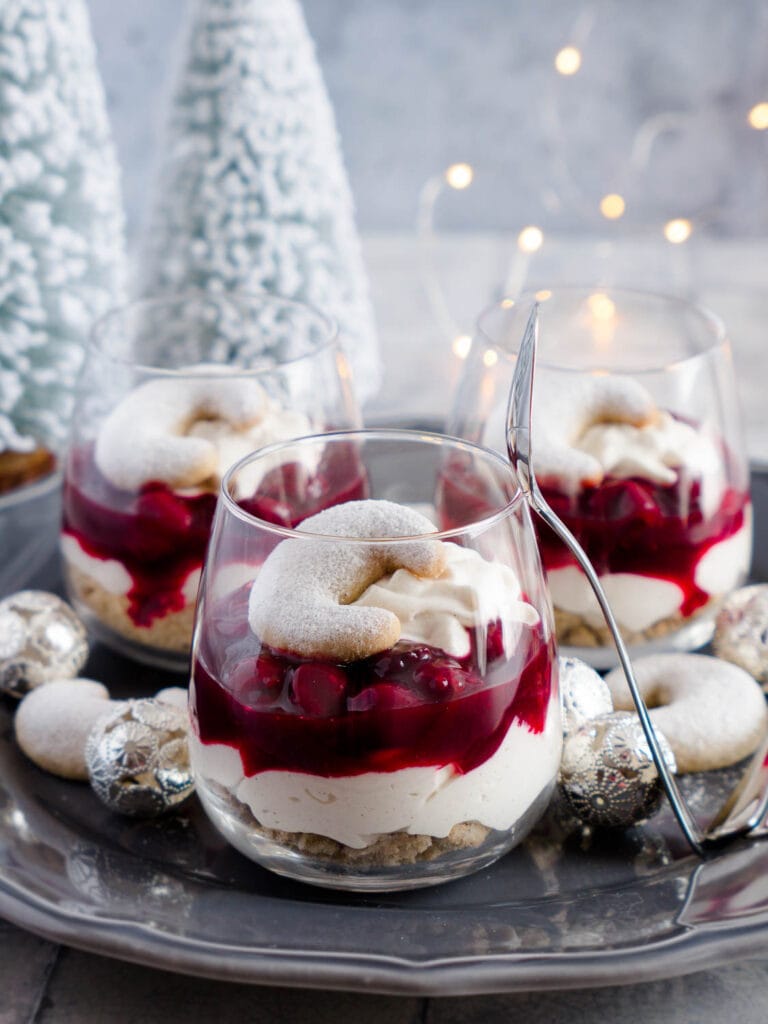 Dinkel Vanillekipferl-Dessert mit Kirschkompott