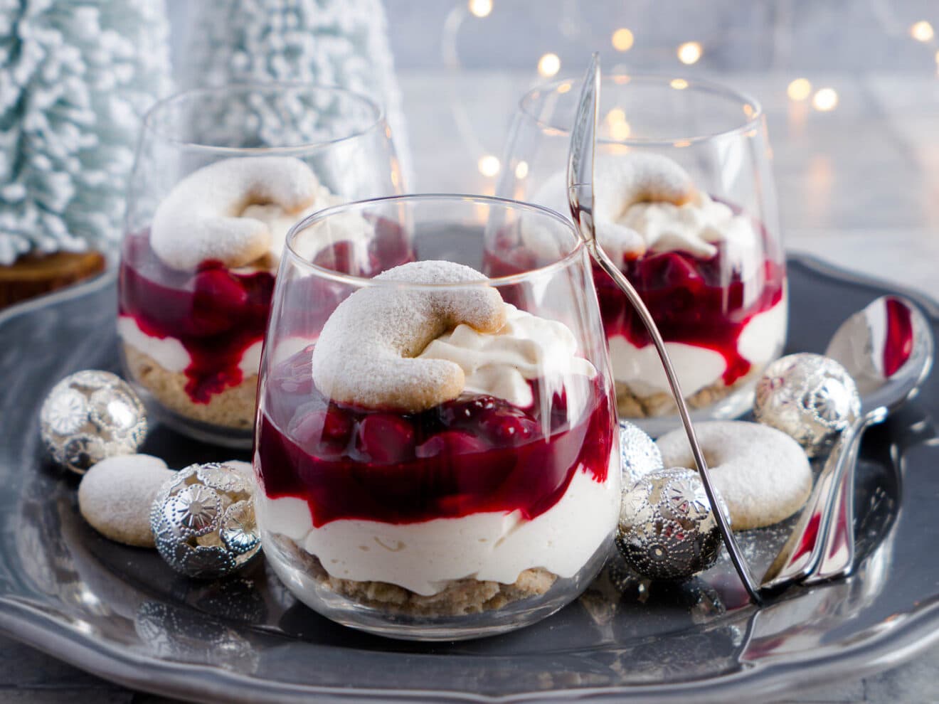 Dinkel Vanillekipferl-Dessert mit Kirschkompott - Dinkelliebe