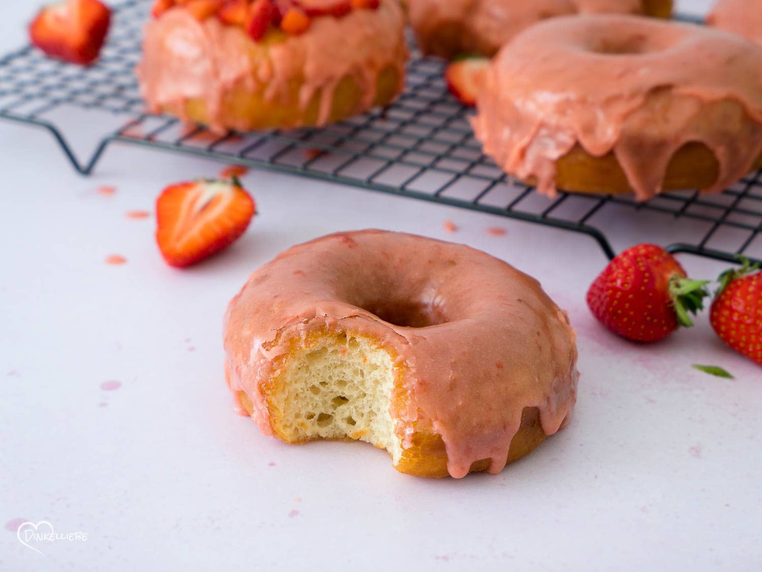 Doughnuts mit Erdbeerglasur - Dinkelliebe Doughnuts mit Erdbeerglasur - Dinkelliebe
